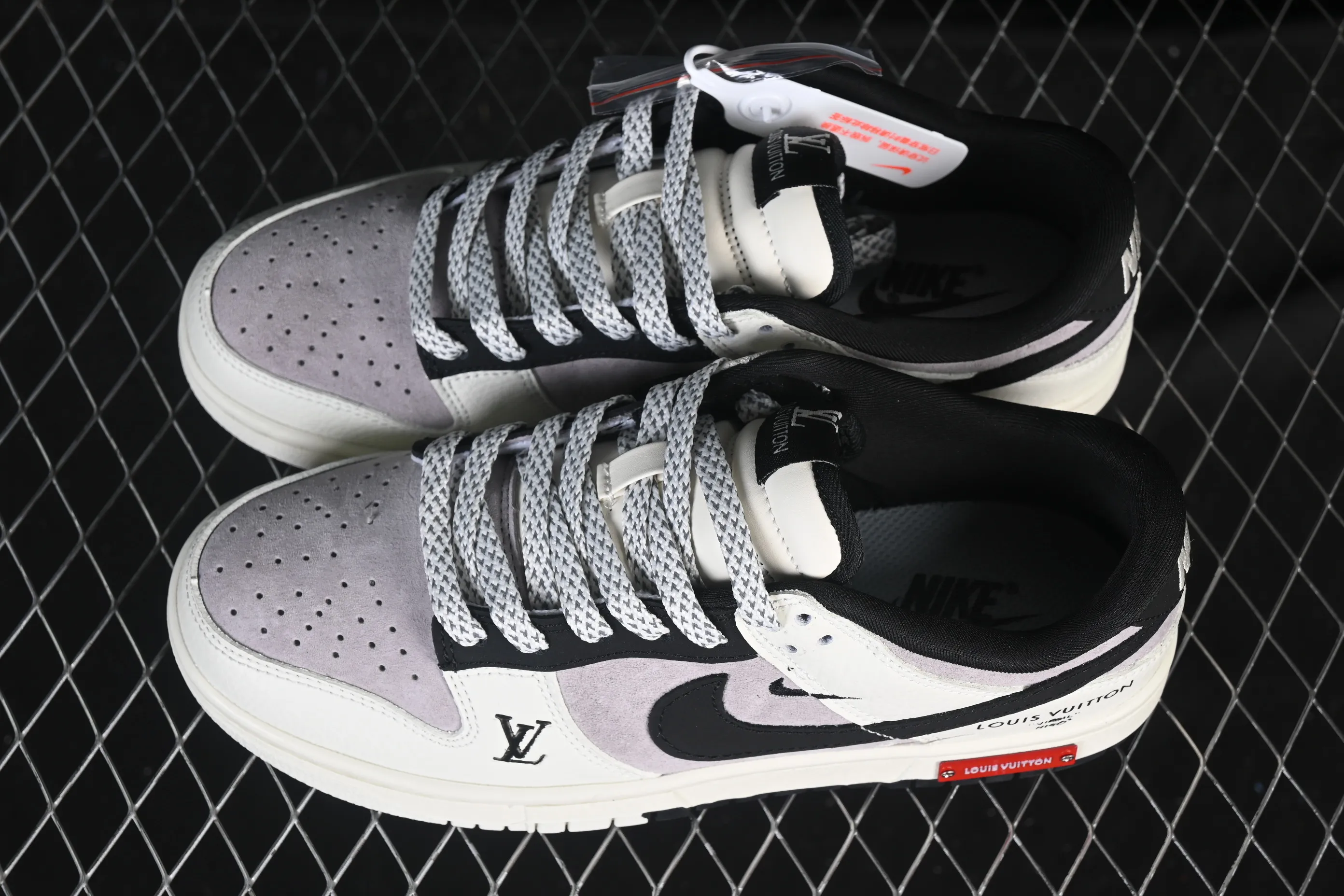All categories Nk SB Dunk Series Nk SB Dunk Low High-end customized low-top sneakers Nike SB Dunk Low LV co-branded white, gray and black High-end customized low-top casual sneakers YF9511-904
